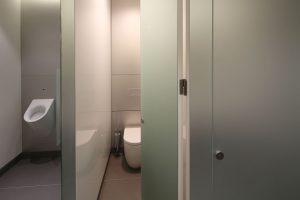 kaca pembatas toilet