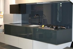 lemari kaca dapur minimalis